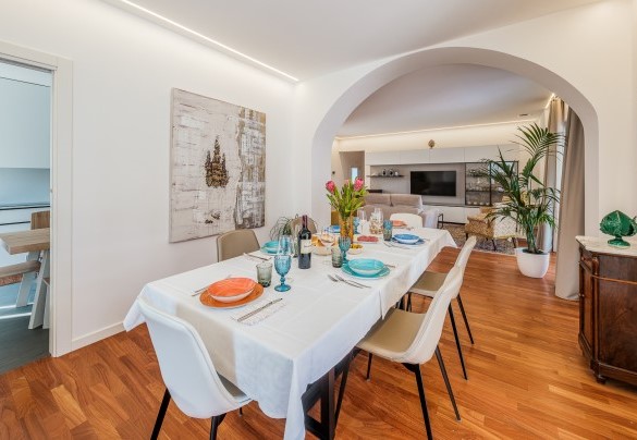 Dining room with table set up and direct access to kitchen - Villa Bellina