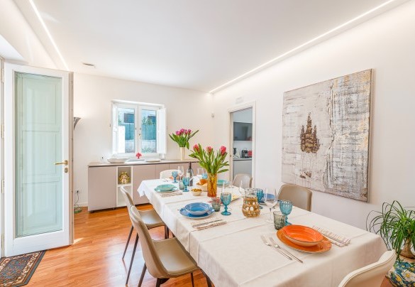 Main entrance with dining table set up - Villa Bellina