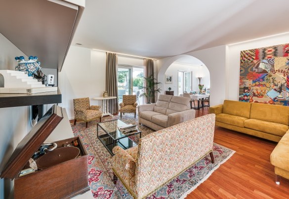 Bright living room with sofa and armchairs - Villa Bellina