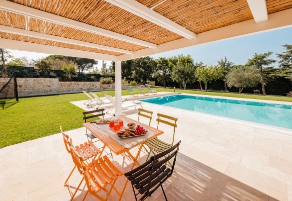 The lovely gazebo equipped for aperitifs in the villa - Villa Bellina