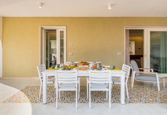 The table prepared for outdoor breakfasts - Villa Bellina