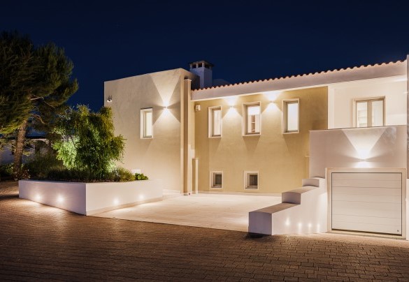 The property lit up in the evening on the south side - Villa Bellina