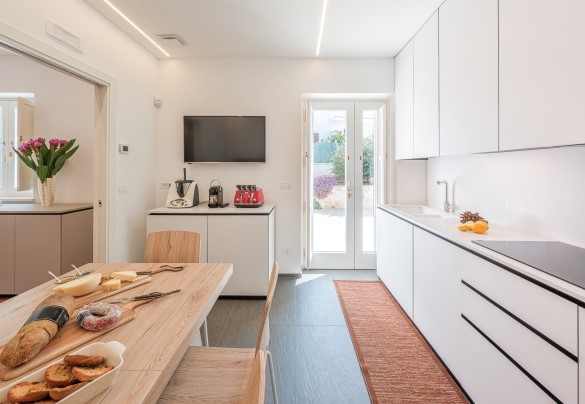 Kitchen with direct access to typical oven - Villa Bellina