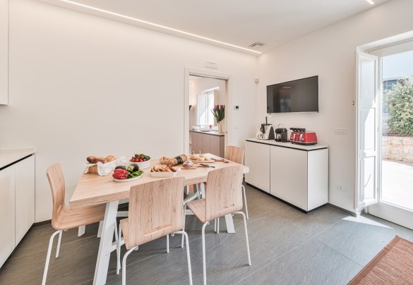 Equipped kitchen with direct access to dining space - Villa Bellina