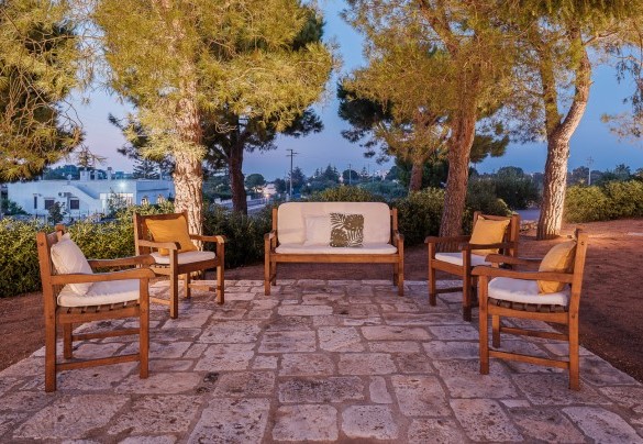 The reading area with benches and chairs at the foot of the pine forest - Villa Bellina
