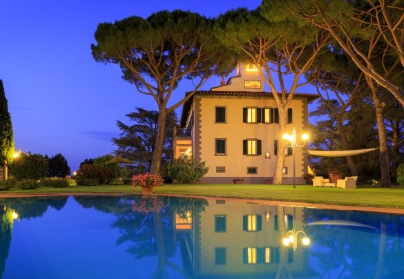 The swimming pool by night - Villa Beltrami