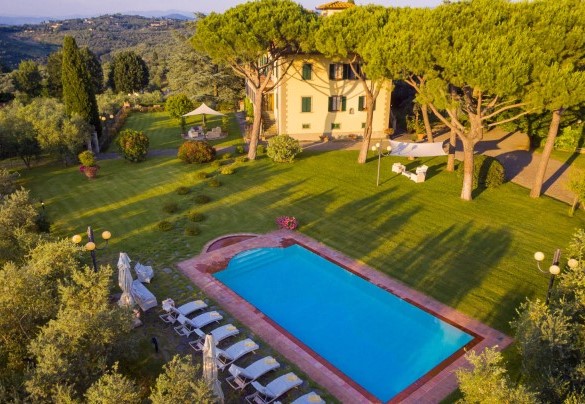 The swimming pool, located on one side of the villa which is 30 m away - Villa Beltrami
