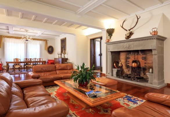 The living room with a ornamental fireplace connected to the dining room - Villa Beltrami