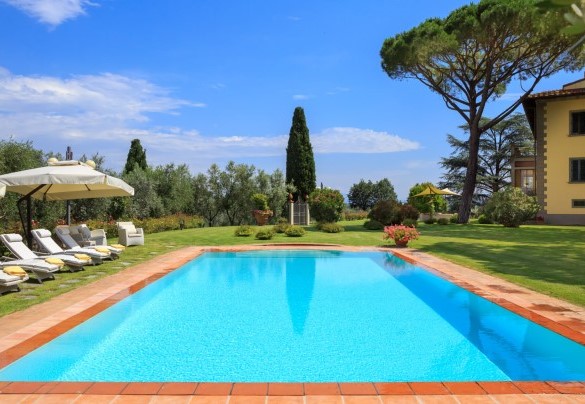 The rectangular pool measures 7x14 m - Villa Beltrami