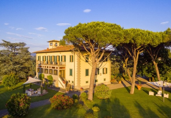 The last lights of the day illuminate the villa - Villa Beltrami