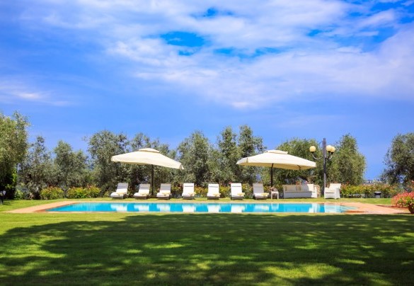 The pool is nestled in a charming English lawn - Villa Beltrami