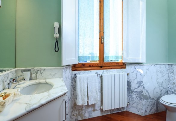 Ensuite bathroom with shower n.2 - Villa Beltrami 