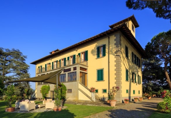 The villa is situated in the center of the expansive garden shaded by ancient pine trees - Villa Beltrami