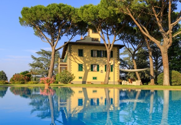 The swimming pool, located on one side of the villa which is 30 m away - Villa Beltrami