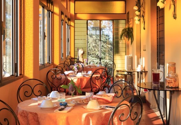 The veranda is the perfect place for charming breakfasts - Villa Beltrami