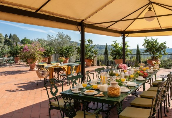The nice terrace with the table prepared for outdoor dining - Villa Beltrami 