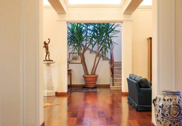 The stairs, from the hallway, lead to the upper floor - Villa Beltrami