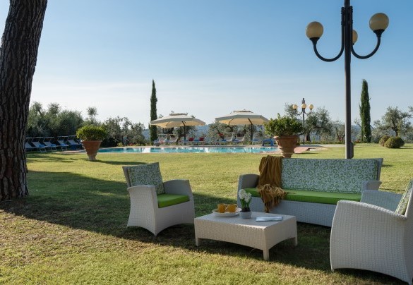 Relaxation corner between the villa and the swimming pool - Villa Beltrami