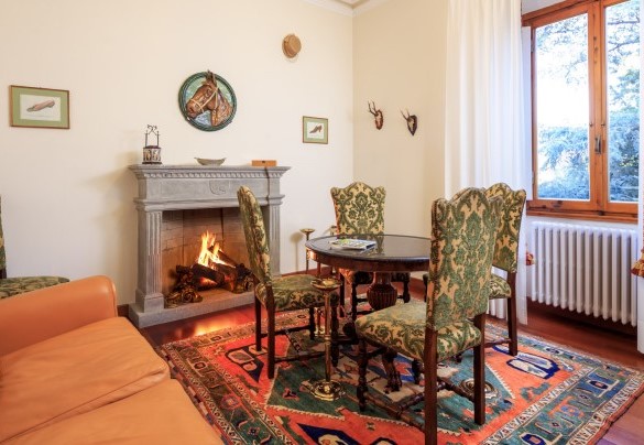 The small sitting room on the first floor with ornamental fireplace - Villa Beltrami