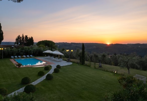 Romantic lights illuminate the garden - Villa Beltrami