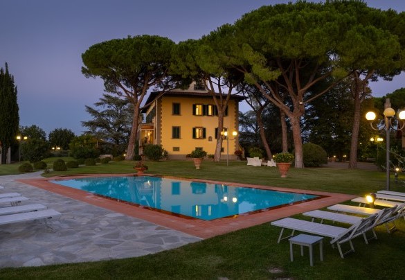 The swimming pool by night - Villa Beltrami