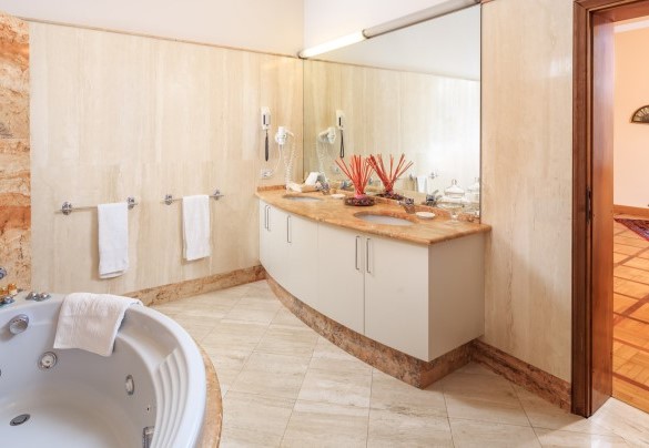 Ensuite bathroom with tub n.3 - Villa Beltrami 