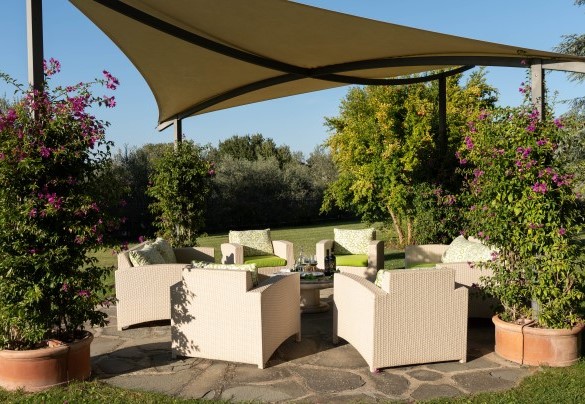 Between the villa and the swimming pool the gazebo with sofas and armchairs - Villa Beltrami