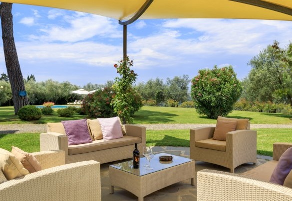 The garden offers several relaxation spots - Villa Beltrami