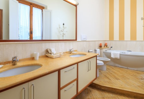 Ensuite bathroom with tub and shower n.5 - Villa Beltrami 