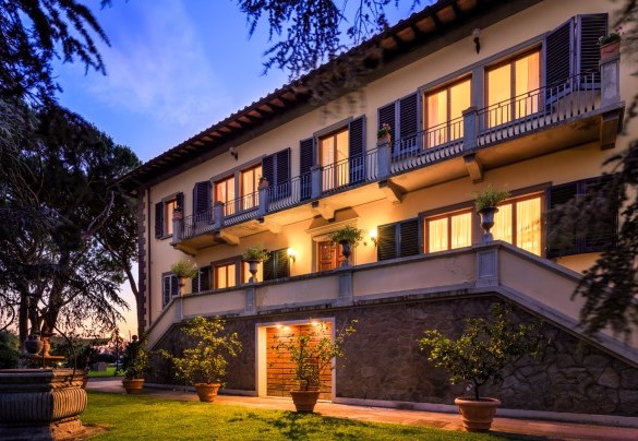 The entrance of the villa during the evening - Villa Beltrami