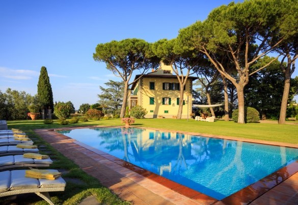 The pool is lined with sky-blue PVC - Villa Beltrami