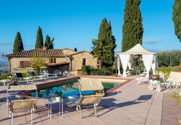 La vasca rettangolare rivestita in PVC color sabbia - Villa Beltramonto