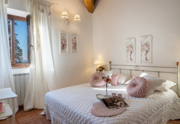 La stupenda camera matrimoniale con TV al primo piano - Villa Beltramonto