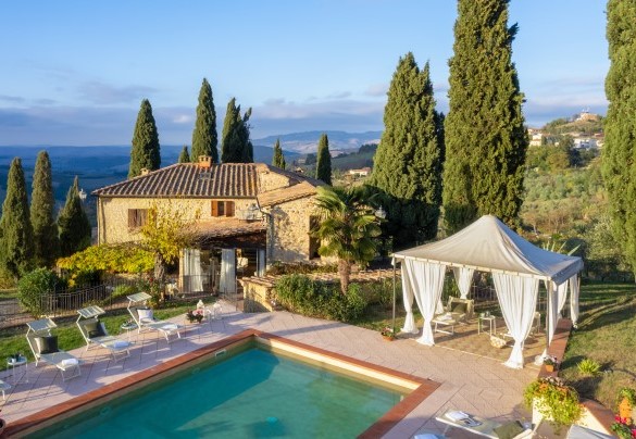 La piscina affacciata a sud si adagia sul terrazzamento superiore - Villa Beltramonto