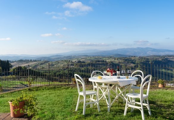 Il paesaggio intessuto di onde sinuose che si si rincorrono fino al limitare delle Alpi Apuane - Villa Beltramonto