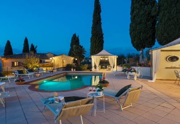 La piscina è dotata di illuminazione sia interna che esterna - Villa Beltramonto