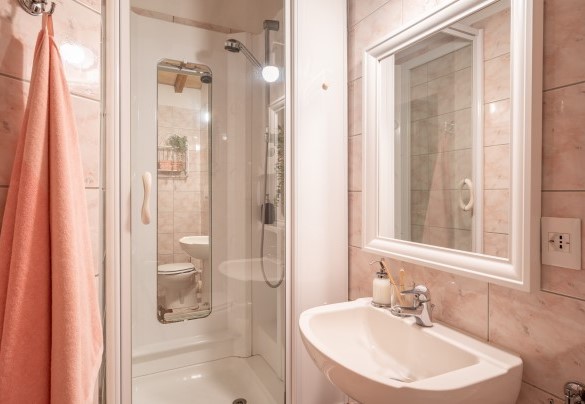Il grazioso bagno en-suite con doccia - Villa Beltramonto