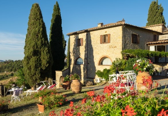 Il fronte della villa dominato dai muri in pietra - Villa Beltramonto