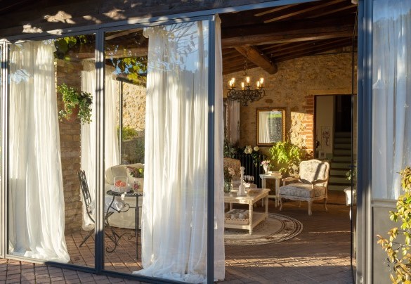 L'elegante salottino protetto dalla veranda - Villa Beltramonto