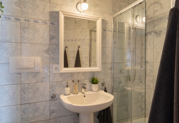 Il colorato bagno en-suite con doccia - Villa Beltramonto