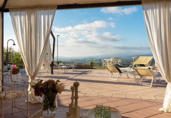 L'ampia zona solarium pavimentata a bordo piscina - Villa Beltramonto