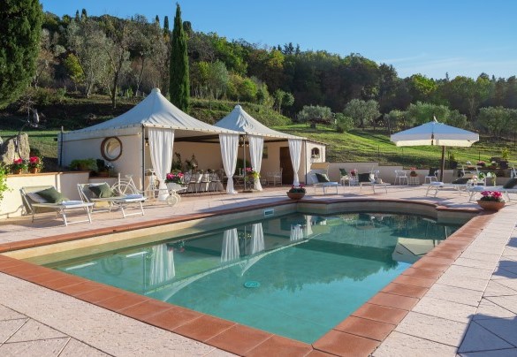 La zona solarium abbraccia la piscina - Villa Beltramonto