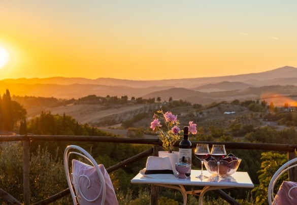 I raggi del tramonto cingono le colline oltre la villa - Villa Beltramonto