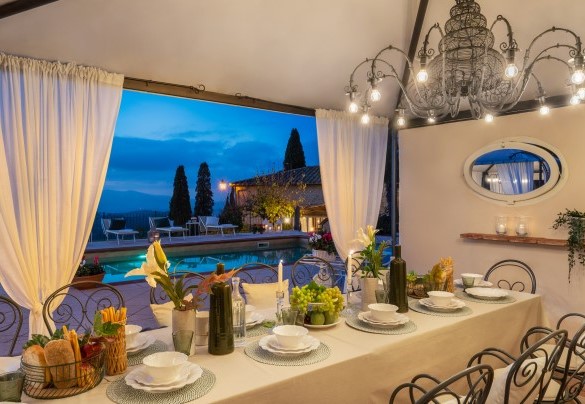 Il grande tavolo da pranzo a bordo piscina illuminato - Villa Beltramonto