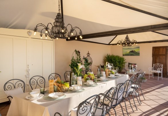 La zona pranzo riparata dai gazebo a bordo piscina - Villa Beltramonto