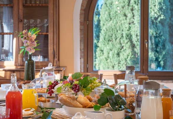 Il vasto tavolo da pranzo al piano terra - Villa Beltramonto