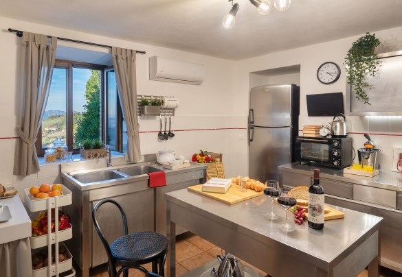 L'attrezzatissima cucina al piano terra - Villa Beltramonto