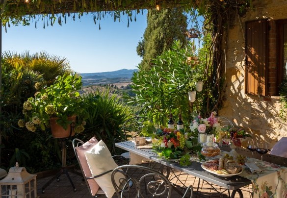 Il tavolo accanto alla villa immerso tra le piante - Villa Beltramonto