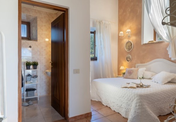 La camera matrimoniale al piano terra con bagno en-suite - Villa Beltramonto
