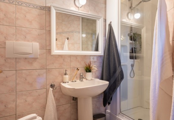 Il colorato bagno en-suite con doccia - Villa Beltramonto